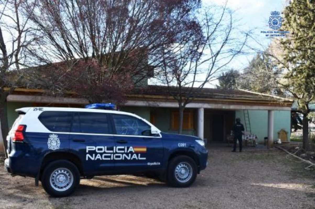 La Policía Nacional en la casa de campo de Argamasilla de Calatrava.
