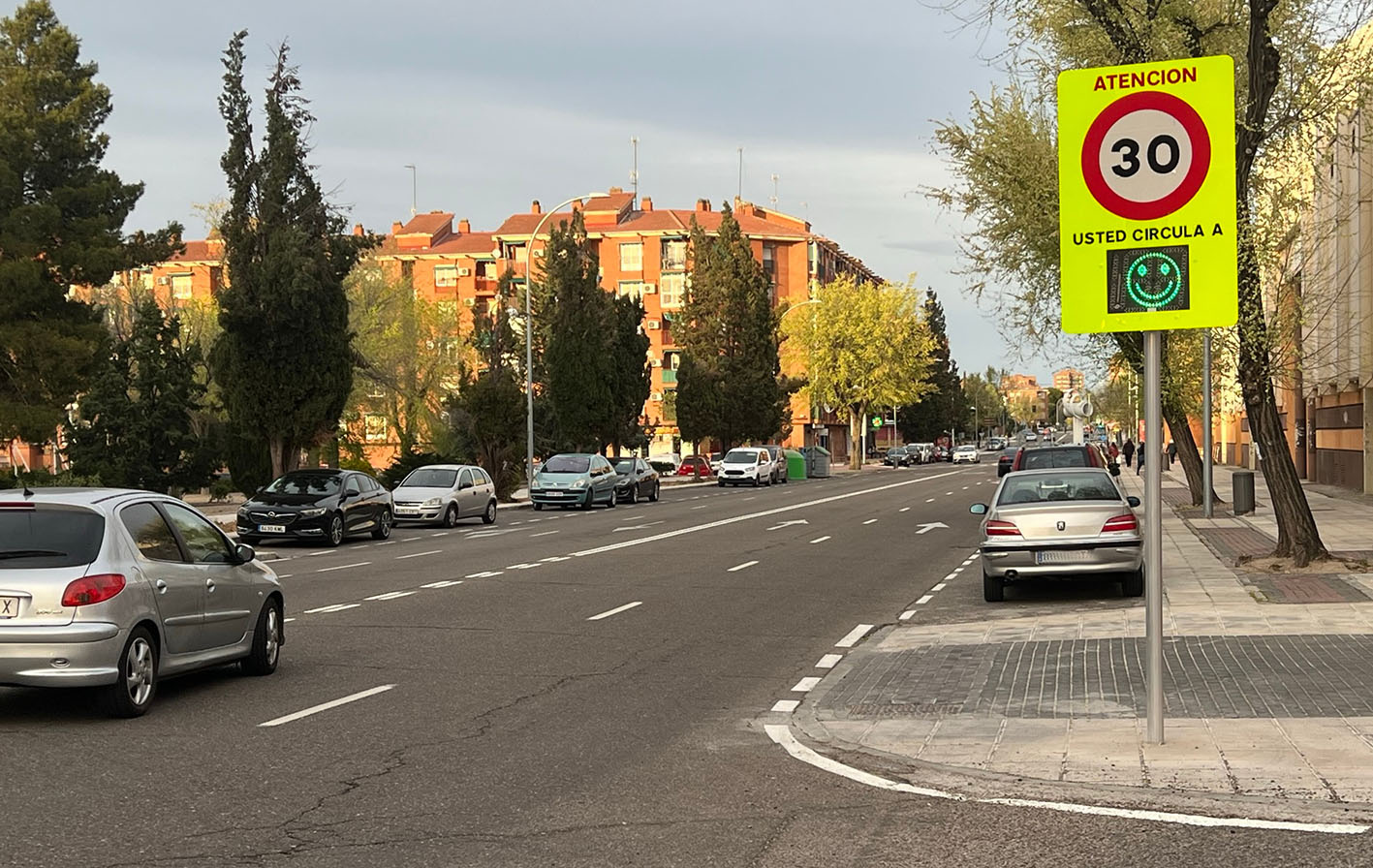 Uno de los radares pedagógico colocados en el barrio del Polígono. No sancionan, sólo informan.