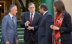 Rajoy, departiendo con Paco Núñez y Miguel Ángel Ruiz en Puertollano. Foto: EFE.