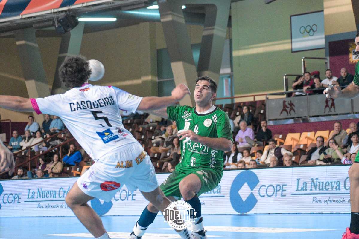 El verde, el del REBI Cuenca, fue el color que dominó en la cancha de Abanca Ademar León. Foto: Abanca Ademar León.