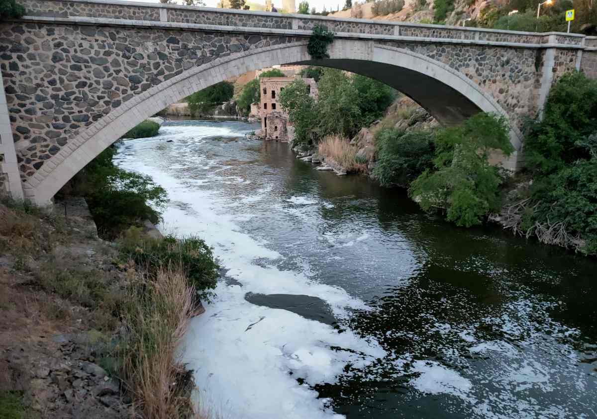 El río Tajo, a su paso por Toledo, este 25 de abril.