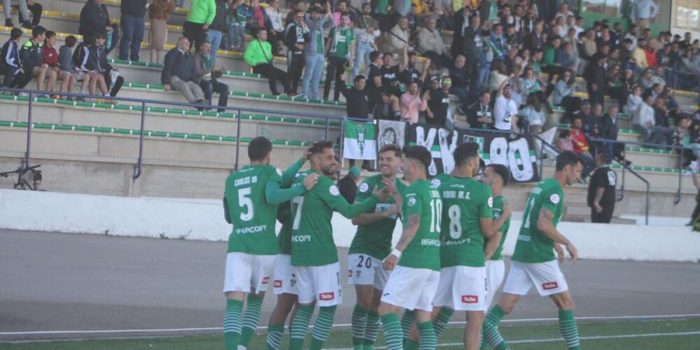 Los jugadores del Toledo, celebrando uno de los goles que lograron en Tomelloso. Foto: CD Toledo.