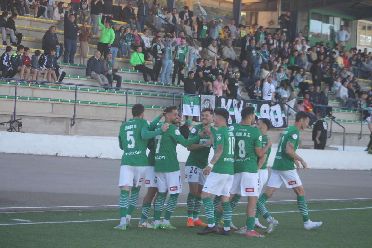 Los jugadores del Toledo, celebrando uno de los goles que lograron en Tomelloso. Foto: CD Toledo.