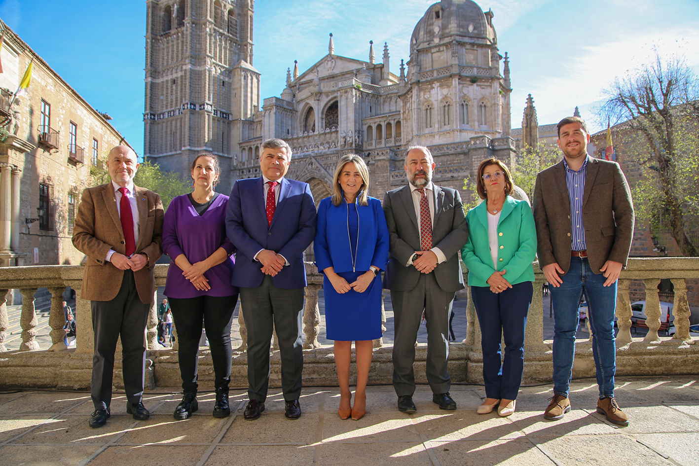 Milagros Tolón, alcaldesa de Toledo, junto a los firmantes del Pacto por el Empleo de Toledo.