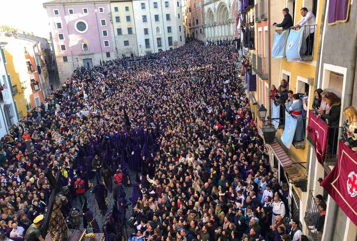 Nuestro Padre Jesús Nazareno abriéndose paso entre las miles de personas que había en la Plaza Mayor. turbas