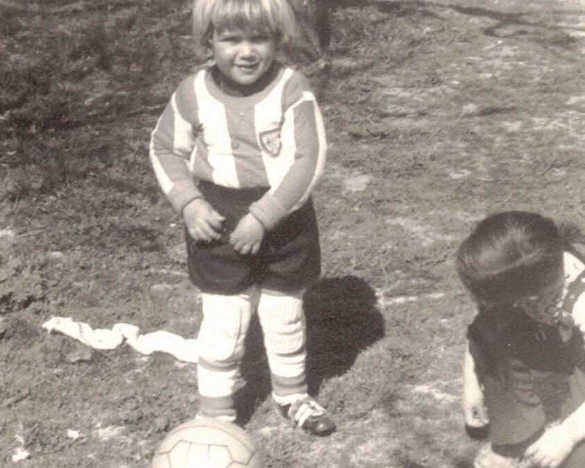 Txema Fernández, vestido del Athletic Club y preparado para la Primera División. "A mi abuelo le gustaba este equipo y a mi también".