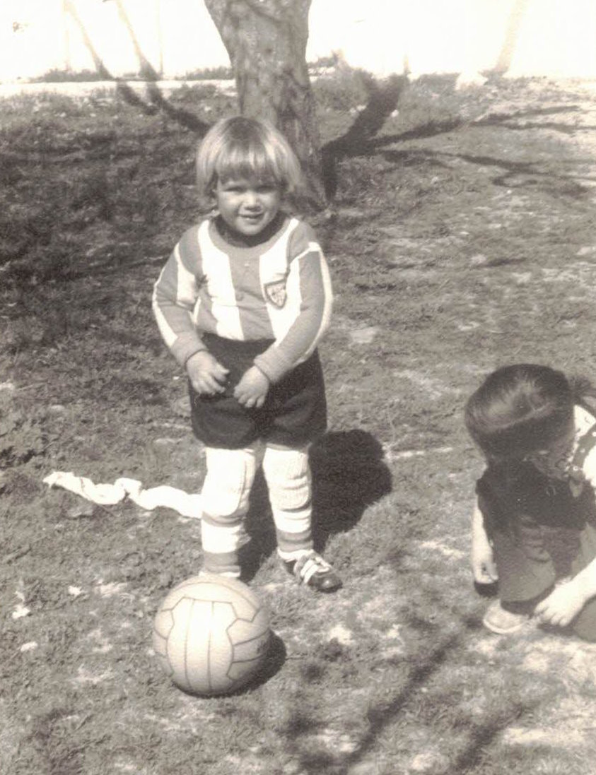 Txema Fernández, vestido del Athletic Club y preparado para la Primera División. "A mi abuelo le gustaba este equipo y a mi también".