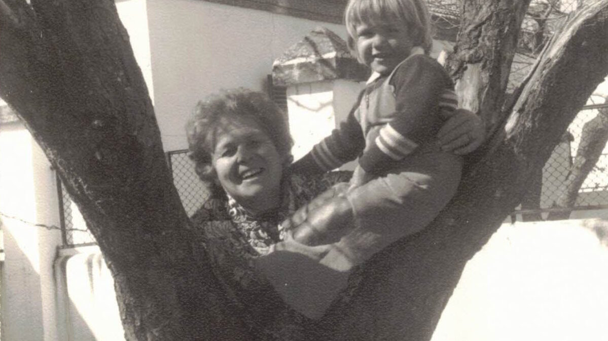 "Mi familia ha sido trabajadora de la Fábrica de Armas de Toledo. En esta foto estoy con mi abuela en la plaza de la Calera, en el Poblado Obrero".