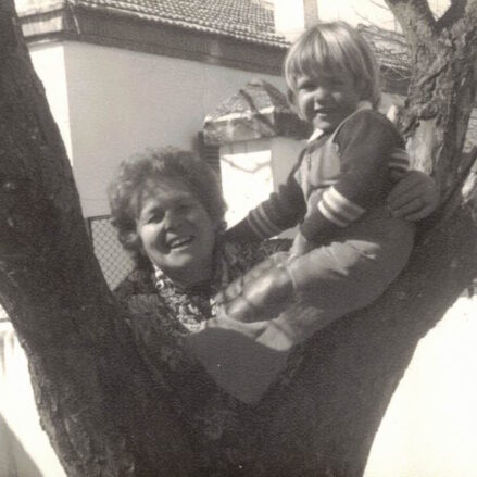 "Mi familia ha sido trabajadora de la Fábrica de Armas de Toledo. En esta foto estoy con mi abuela en la plaza de la Calera, en el Poblado Obrero".