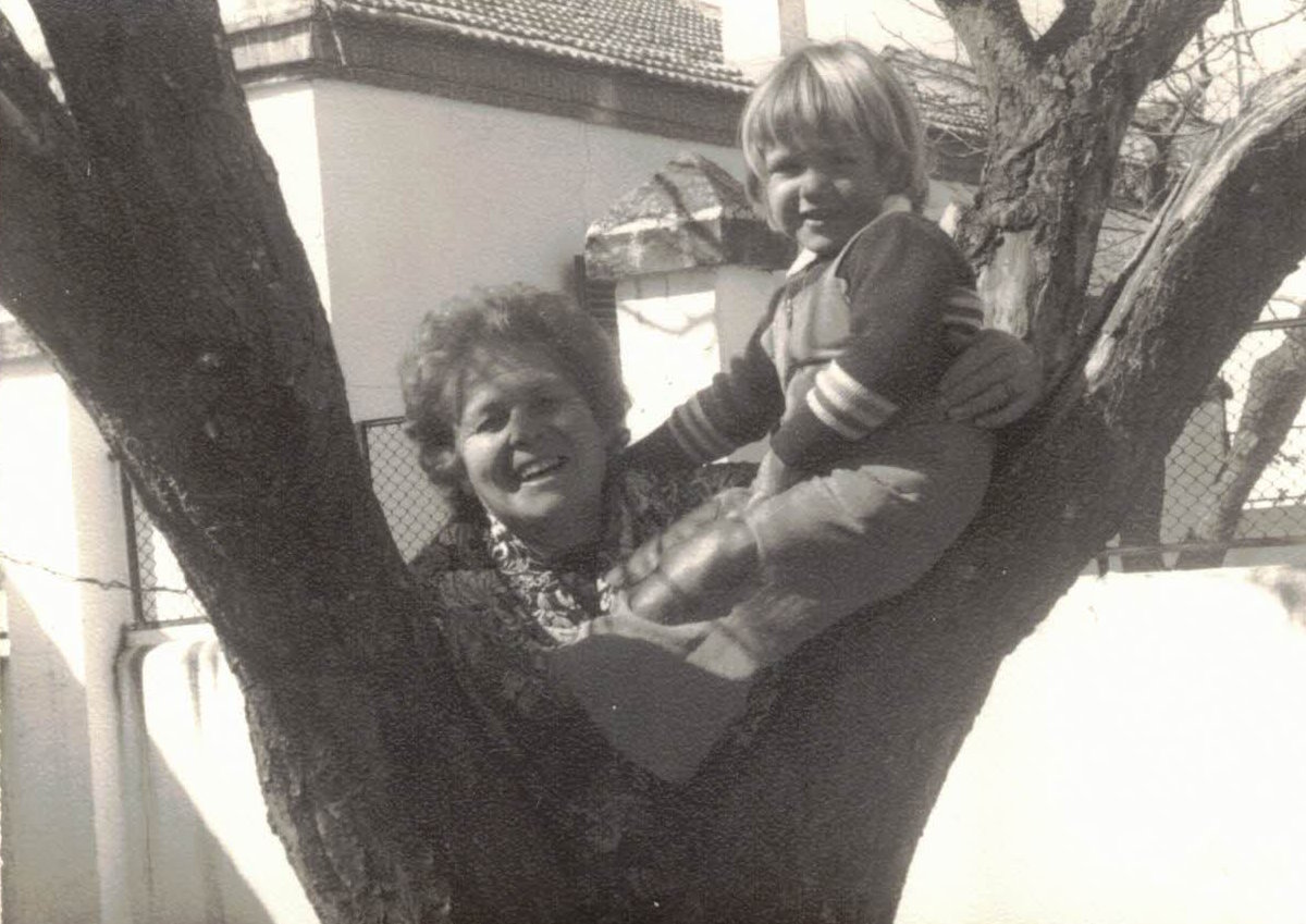 "Mi familia ha sido trabajadora de la Fábrica de Armas de Toledo. En esta foto estoy con mi abuela en la plaza de la Calera, en el Poblado Obrero".