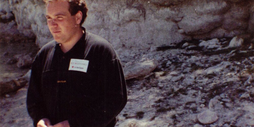 Txema Fernández, con "melenaza" en sus años mozos. "He sido voluntario de Cruz Roja Juventud. La satisfacción de ayudar de forma desinteresada es indescriptible. En esta foto estaba en Navas de Estena con una excursión del programa del que era voluntario.