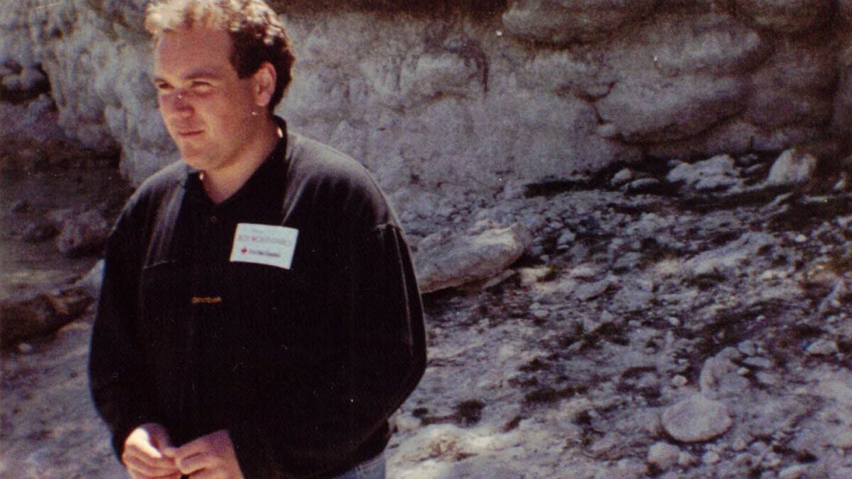 Txema Fernández, con "melenaza" en sus años mozos. "He sido voluntario de Cruz Roja Juventud. La satisfacción de ayudar de forma desinteresada es indescriptible. En esta foto estaba en Navas de Estena con una excursión del programa del que era voluntario.