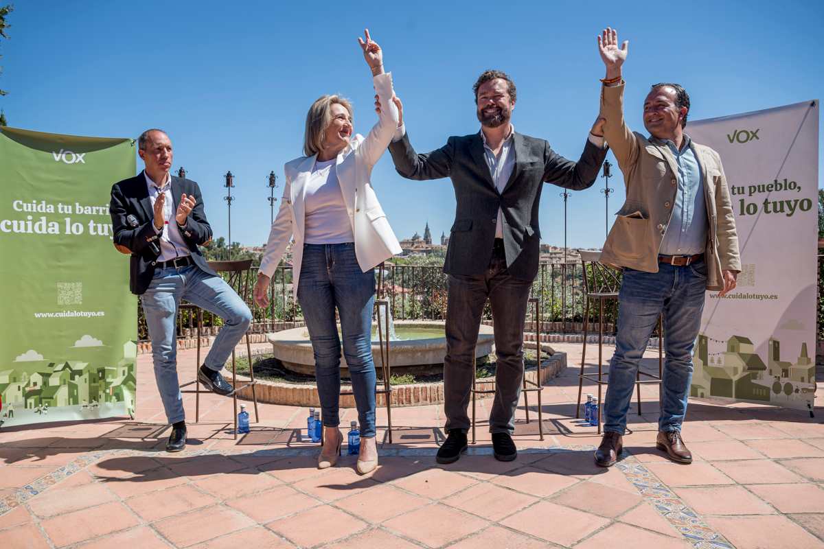 Espinosa de los Monteros, arropando a Inés Cañizares y David Moreno. Foto: EFE/Ismael Serrano.