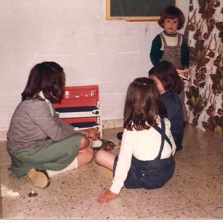 Alberto Rojo en una sala de juegos junto a su hermana y amigas en el 1979