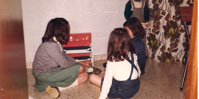 Alberto Rojo en una sala de juegos junto a su hermana y amigas en el 1979