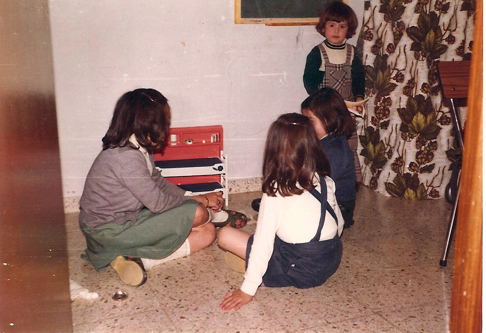 Alberto Rojo en una sala de juegos junto a su hermana y amigas en el 1979