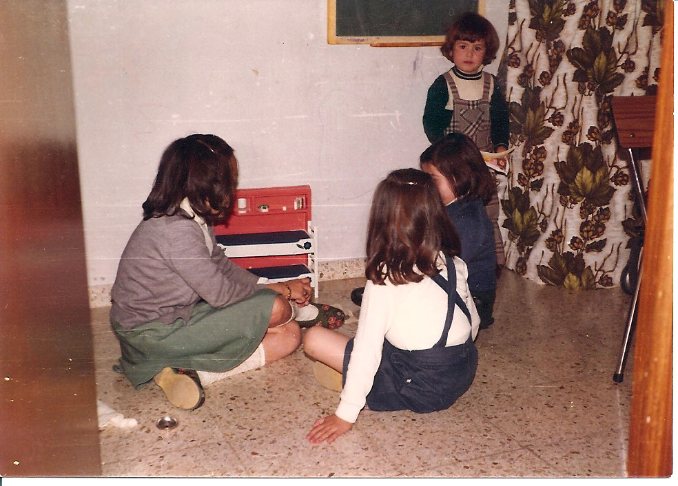 Alberto Rojo en una sala de juegos junto a su hermana y amigas en el 1979