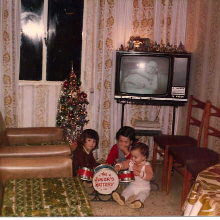 Alberto Rojo junto a sus hermanos en la casa familiar. Año 1979