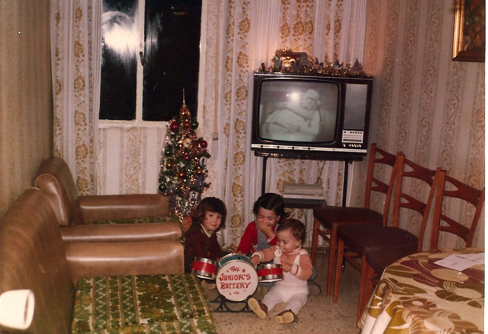 Alberto Rojo junto a sus hermanos en la casa familiar. Año 1979