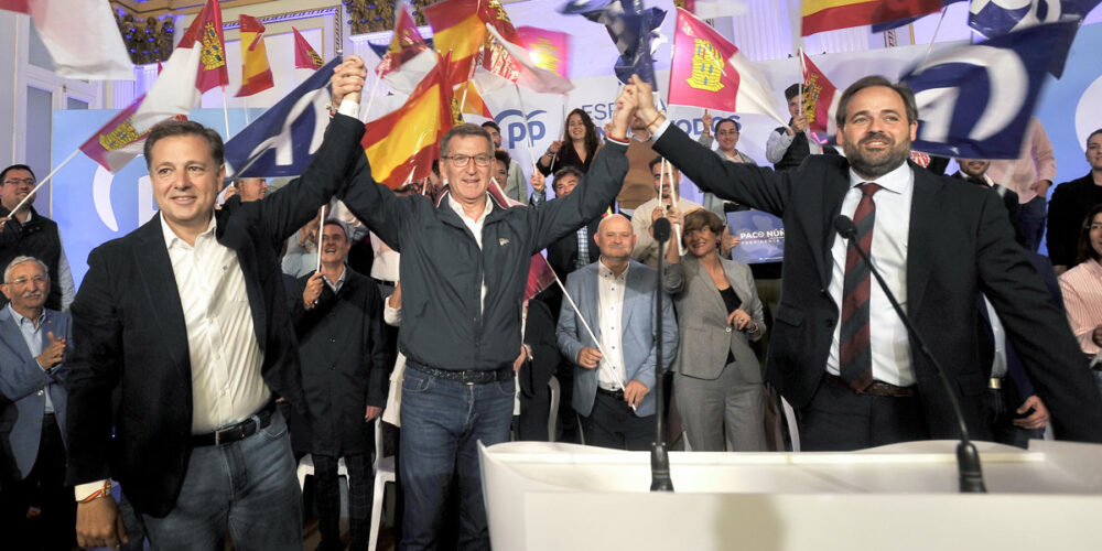 El líder del PP, Alberto Núñez Feijoó, junto a Manuel Serrano (i), candidato a la alcaldía de Albacete y Paco Núñez (d), candidato a la Junta de CLM en un acto del partido en Albacete. Imagen: EFE