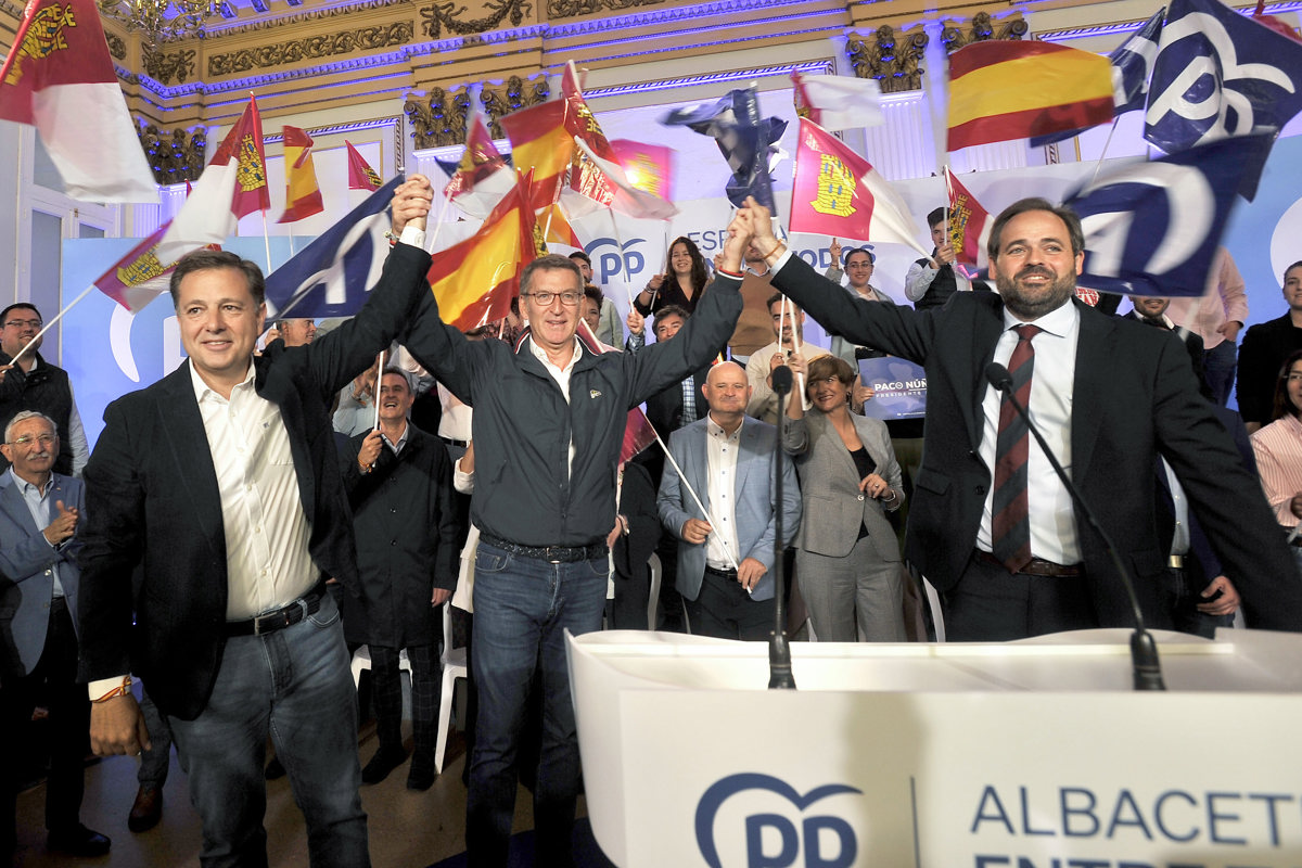 El líder del PP, Alberto Núñez Feijoó, junto a Manuel Serrano (i), candidato a la alcaldía de Albacete y Paco Núñez (d), candidato a la Junta de CLM en un acto del partido en Albacete. Imagen: EFE