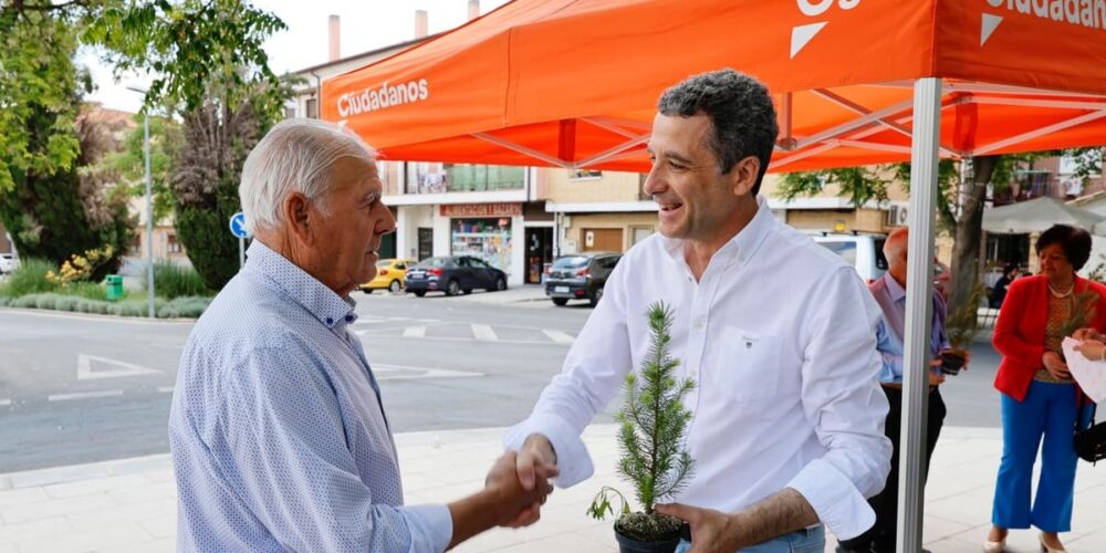 Esteban Paños en el barrio de Azucaica.