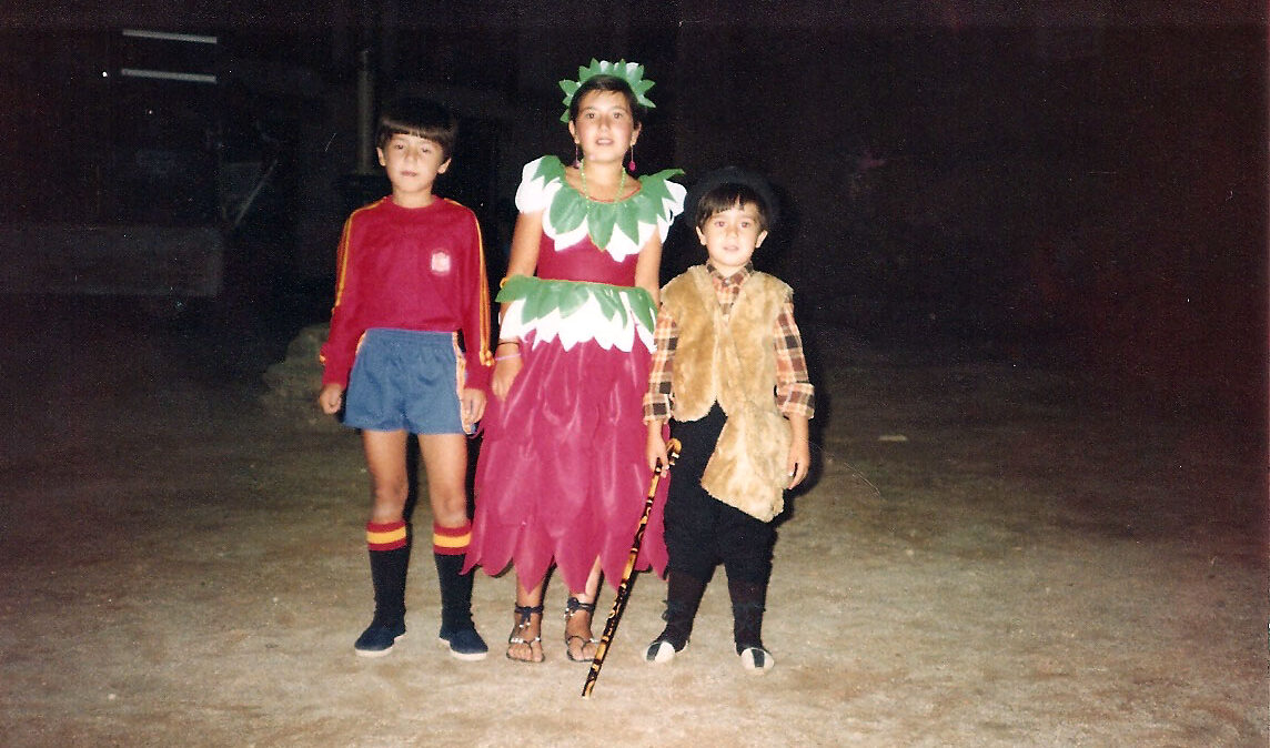 Alberto Rojo disfrazado junto a sus hermanos