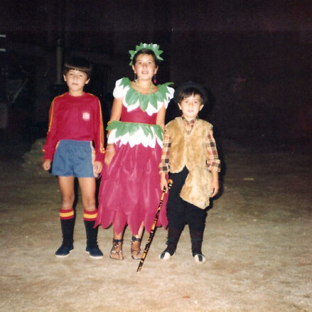 Alberto Rojo disfrazado junto a sus hermanos