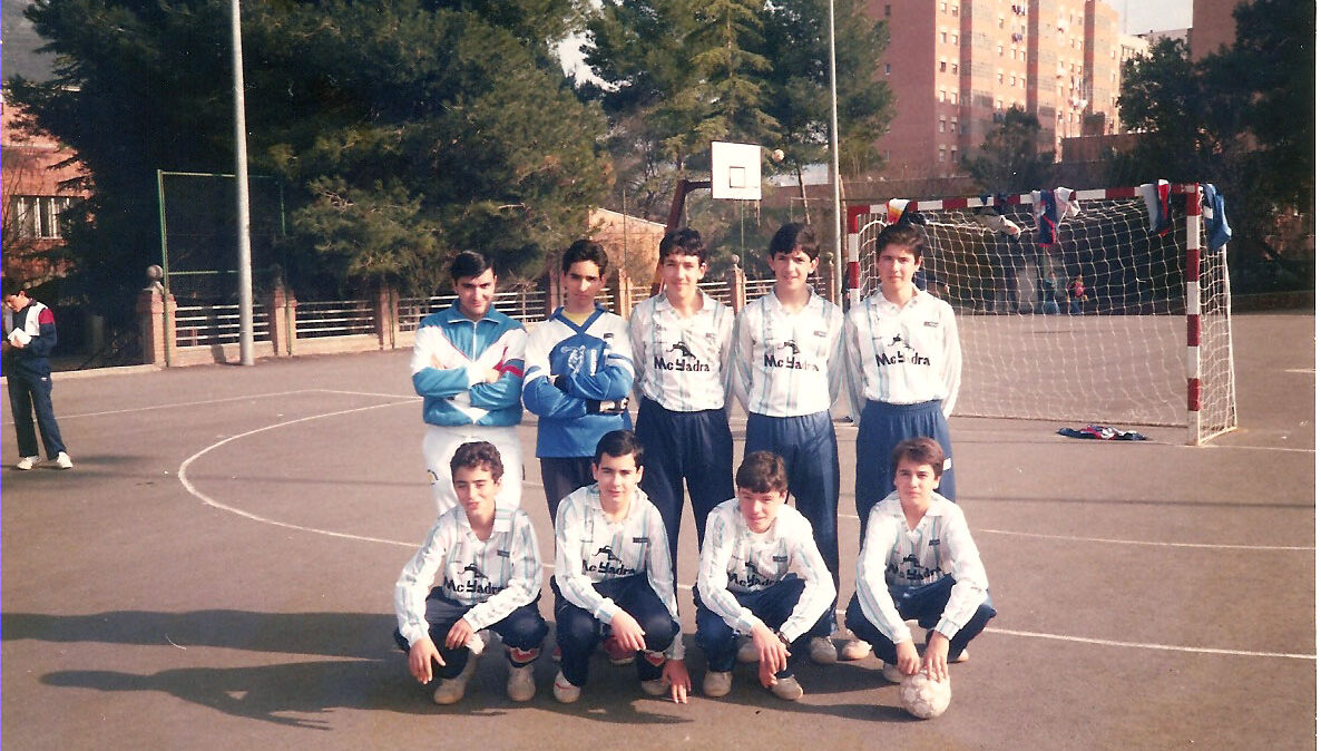 Alberto Rojo en el Colegio Salesianos con el equipo de fútbol.