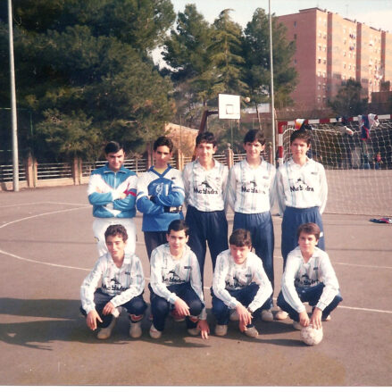 Alberto Rojo en el Colegio Salesianos con el equipo de fútbol.