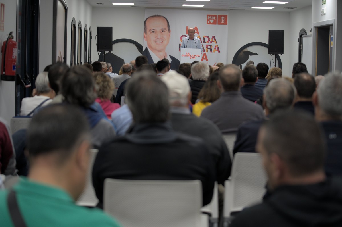 Alberto Rojo en un mitin en el barrio de Manantiales