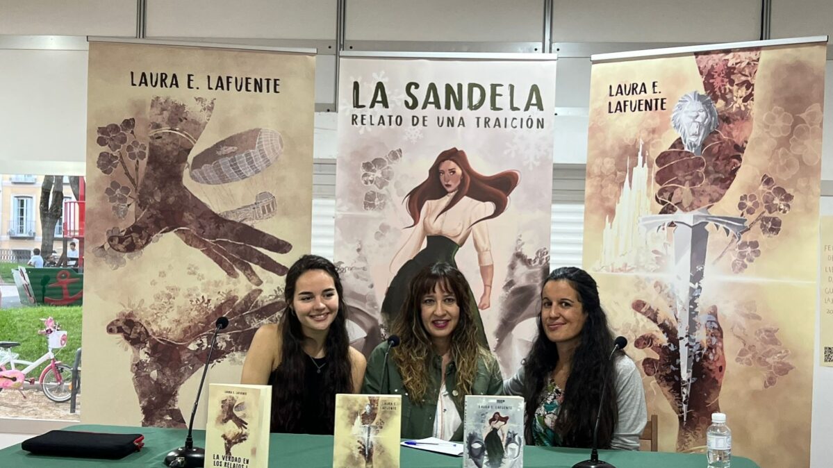 Laura Lafuente (derecha) en un encuentro con lectores junto a Julia rosado (izquierda) y Silvia Montalvo (centro)