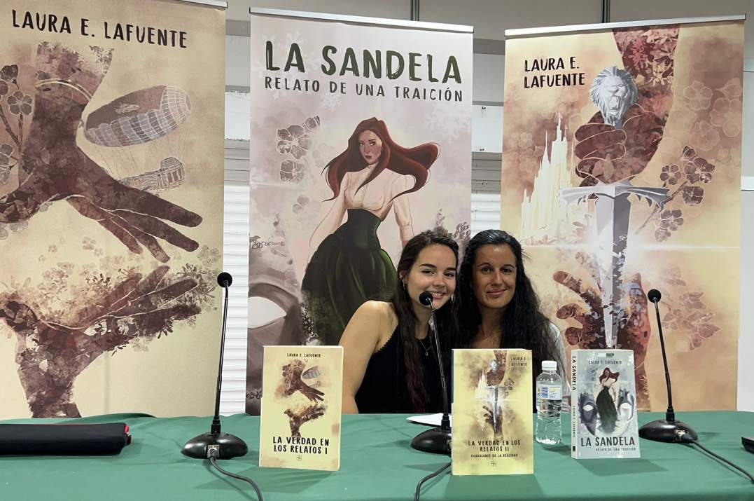 Julia Rosado, ilustradora (izquierda); y Laura Lafuente, escritora (derecha)