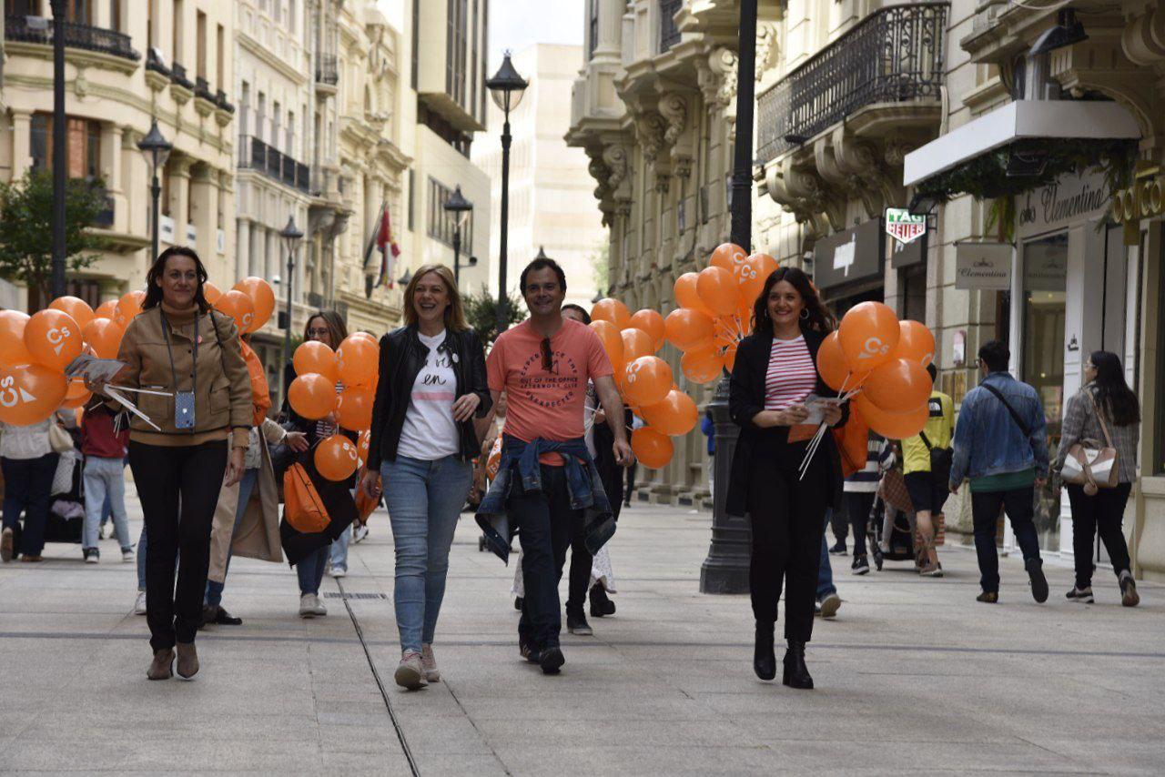 La candidata de Ciudadanos a la Presidencia de la Junta y la Alcaldía de Albacete, Carmen Picazo, cierra la campaña en la capital albaceteña.