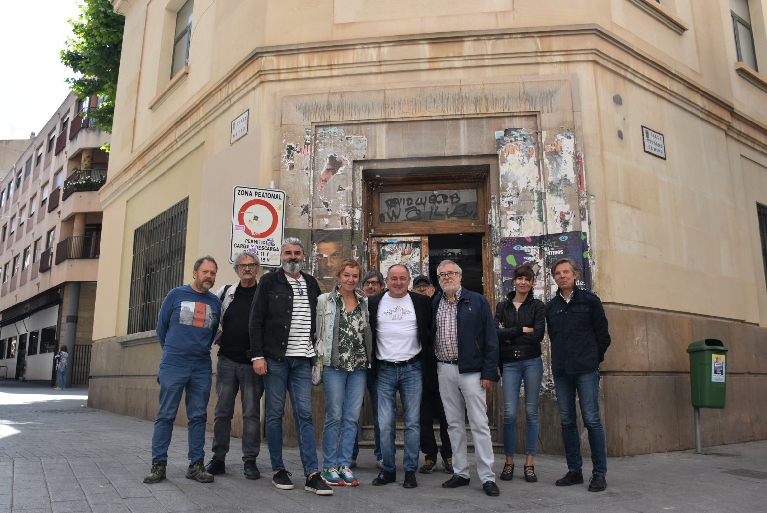 El candidato socialista a la Alcaldía de Albacete, Emilio Sáez, se reúne con representantes de las artes plásticas.