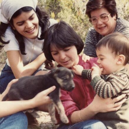 José Luis García Gascón con sus tías y su abuela en la Sierra de Almansa.