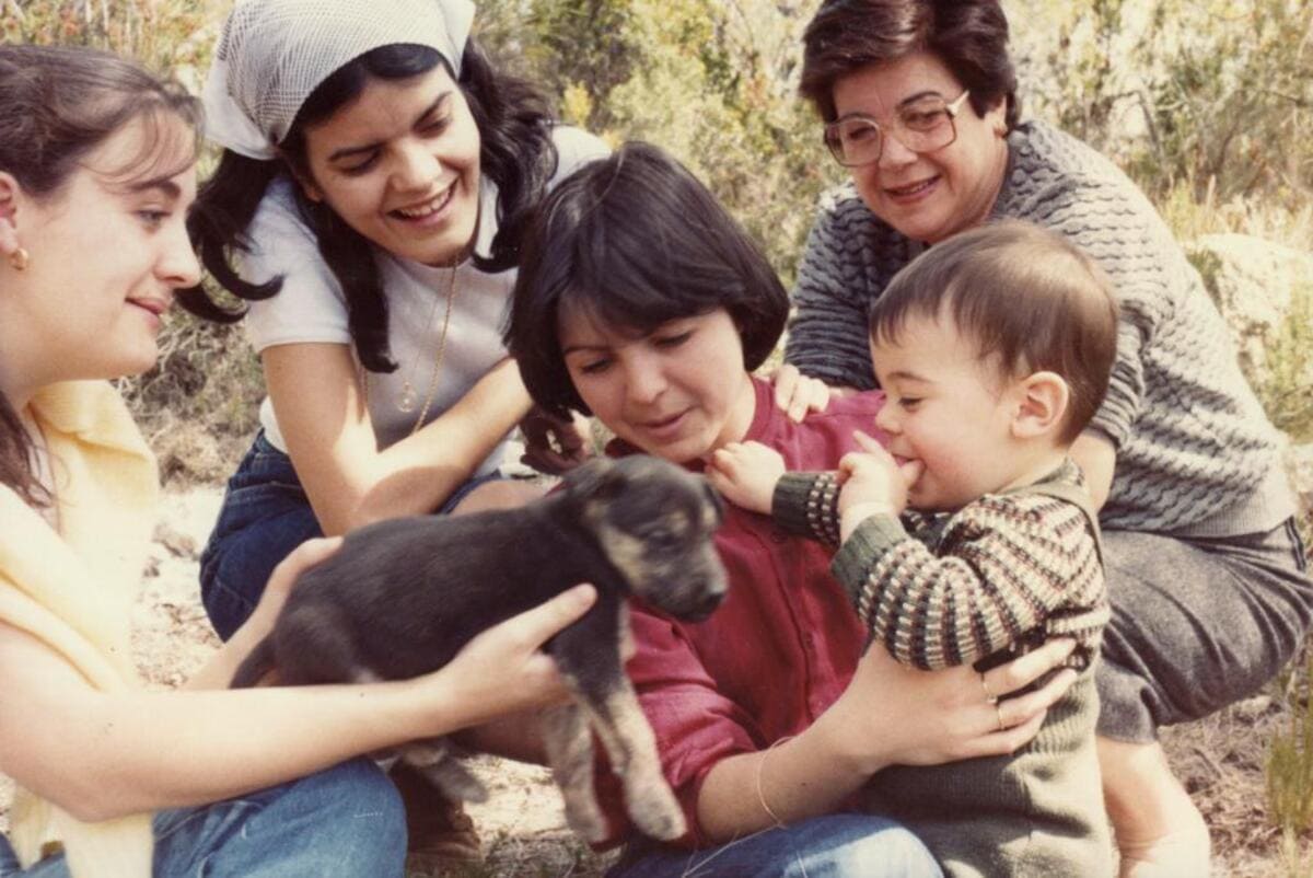 José Luis García Gascón con sus tías y su abuela en la Sierra de Almansa. 