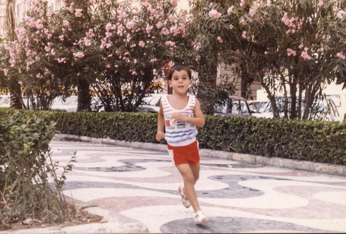 José Luis García Gascón, de pequeño corriendo Alicante.