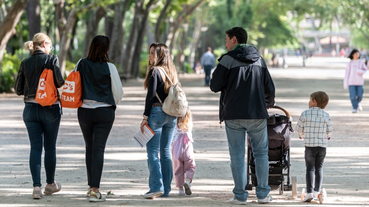 La candidata de Cs a la Junta y a la Alcaldía de Albacete, Carmen Picazo, habla con las familias en el parque Abelardo Sánchez, en Albacete. 