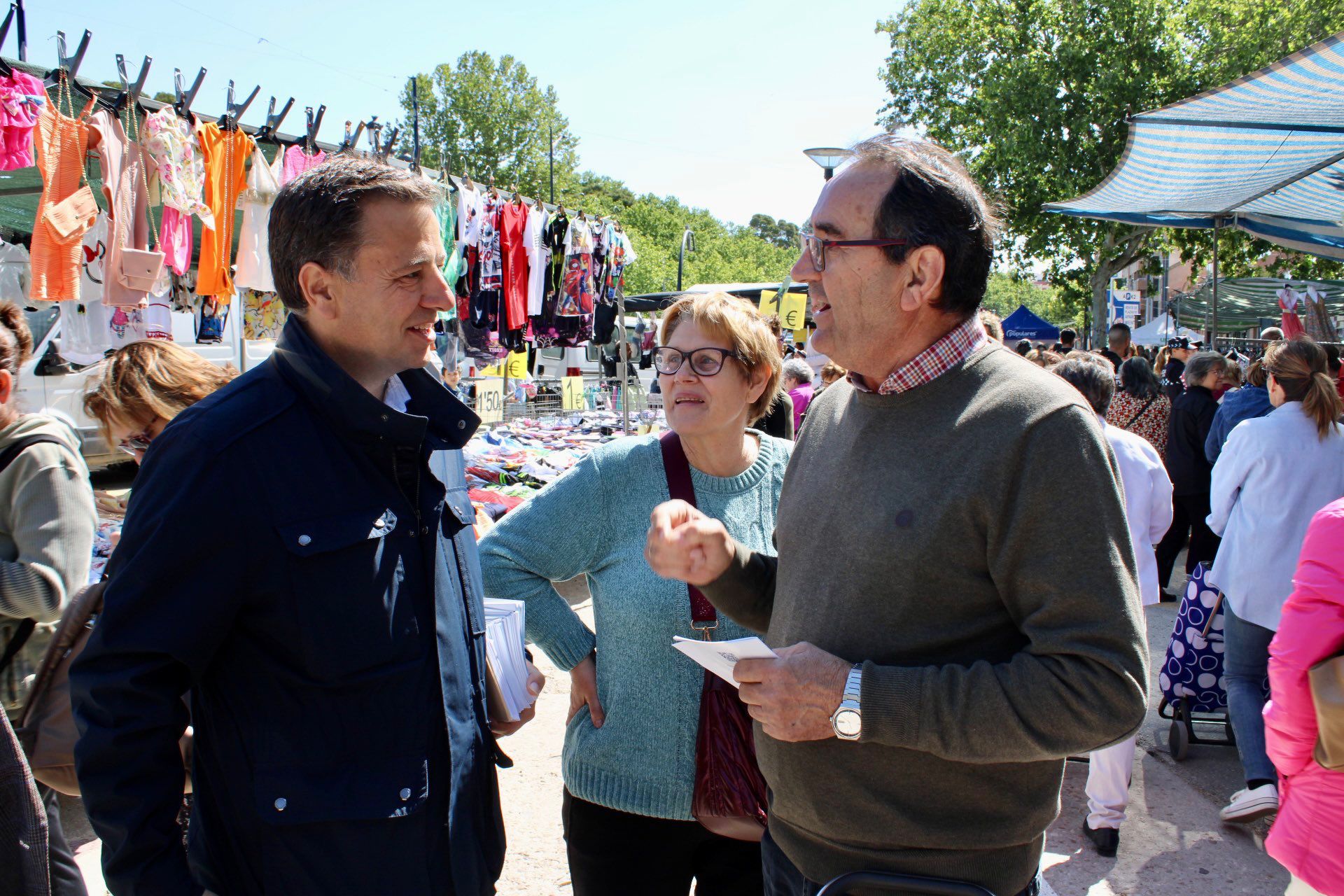 El candidato del PP a la Alcaldía de Albacete, Manuel Serrano, en el mercadillo de "Los Invasores". Imagen del PP.