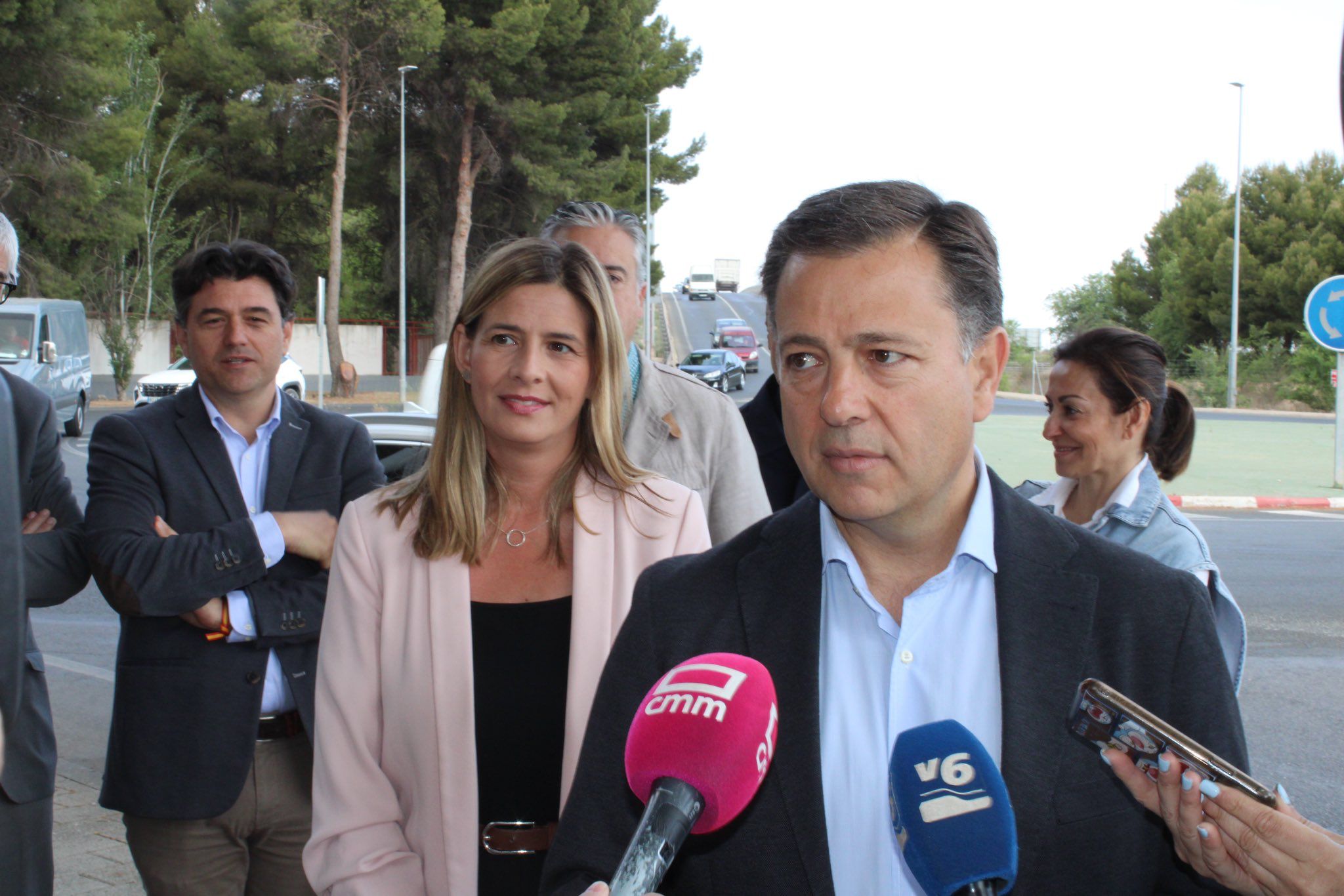 El candidato del PP a la Alcaldía de Albacete, Manuel Serrano, atiende a los medios en el puente de Campollano.