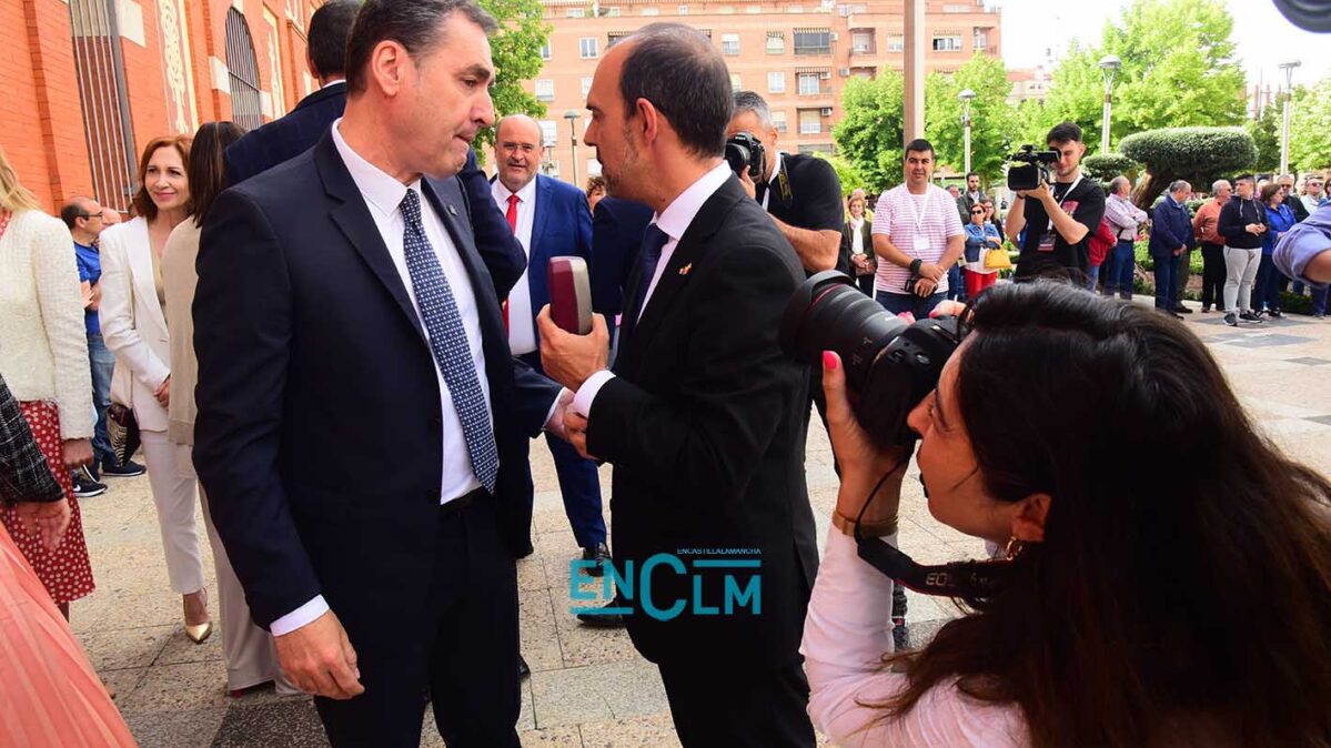 El presidente de las Cortes de CLM, Pablo Bellido, junto con el Delegado del Gobierno de Castilla-La Mancha, Francho Tierraseca. Foto: Rebeca Arango.
