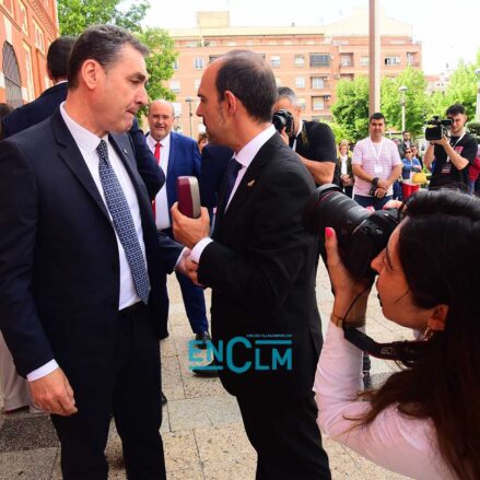El presidente de las Cortes de CLM, Pablo Bellido, junto con el Delegado del Gobierno de Castilla-La Mancha, Francho Tierraseca. Foto: Rebeca Arango.