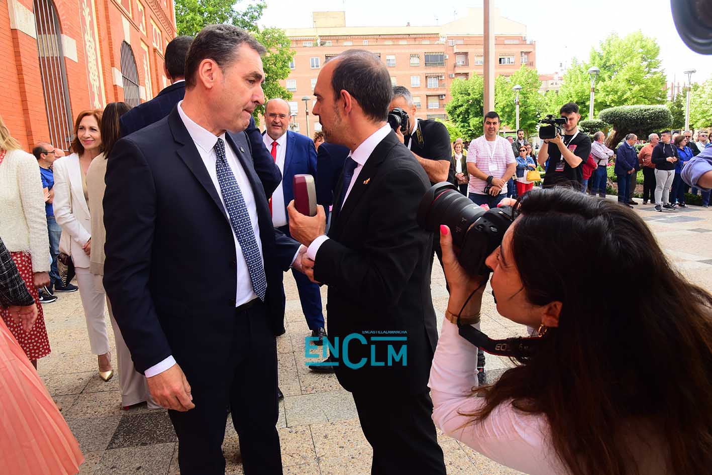 El presidente de las Cortes de CLM, Pablo Bellido, junto con el Delegado del Gobierno de Castilla-La Mancha, Francho Tierraseca. Foto: Rebeca Arango.