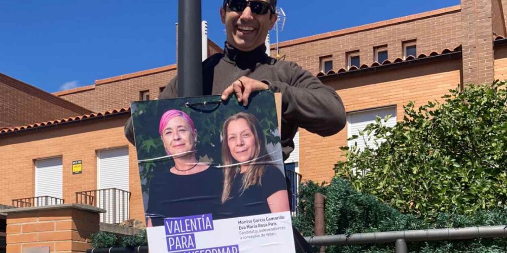 Jorge Miguel Moneo, miembro de la candidatura, colocando uno de los carteles.