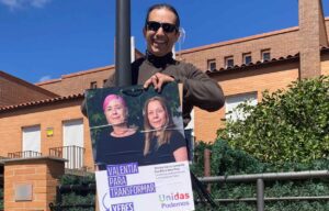 Jorge Miguel Moneo, miembro de la candidatura, colocando uno de los carteles.