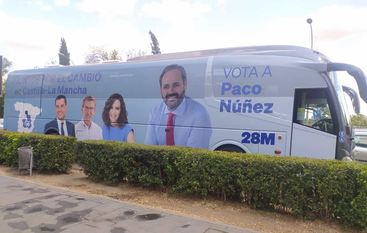 Autobus de campaña de Paco Núñez, con las fotos de Feijóo, Ayuso y Juanma Moreno. Foto: Sara M. Trevejo.