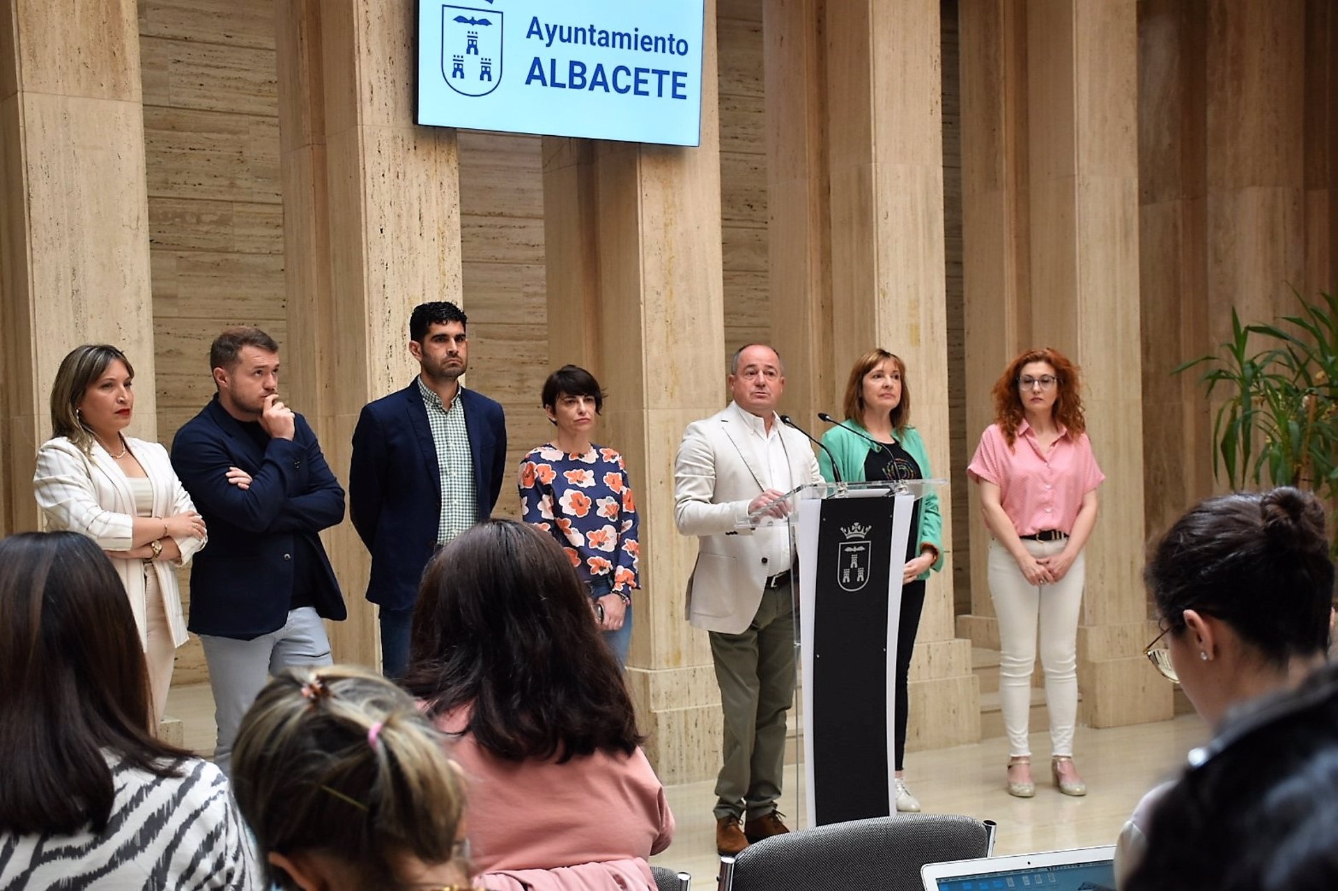 El alcalde de Albacete, Emilio Sáez, compadece ante los medios en el vestíbulo del Ayuntamiento.