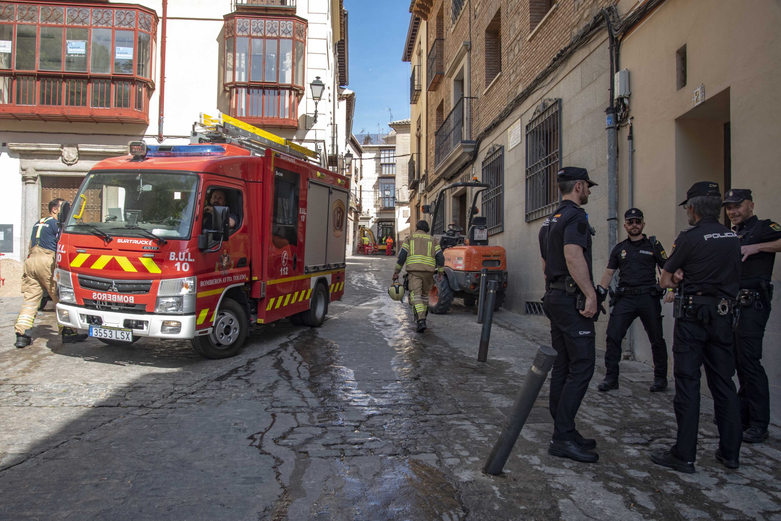 Bomberos en un escape de gas en Toledo próximo a la Plaza de Buzones