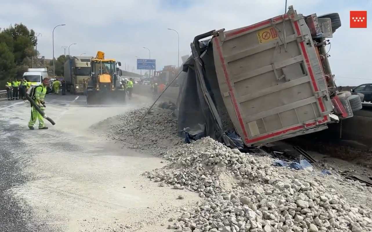 Un camión ha volcado sobre la mediana en la A-4, a la altura de Seseña.